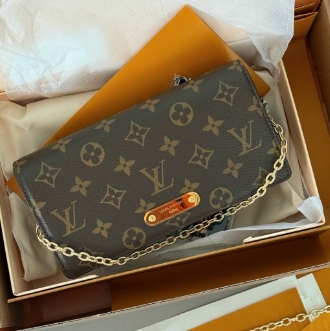 LV M82509 Wallet On Chain Lily