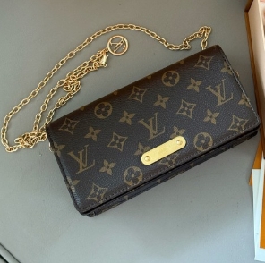 LV M82509 Wallet On Chain Lily