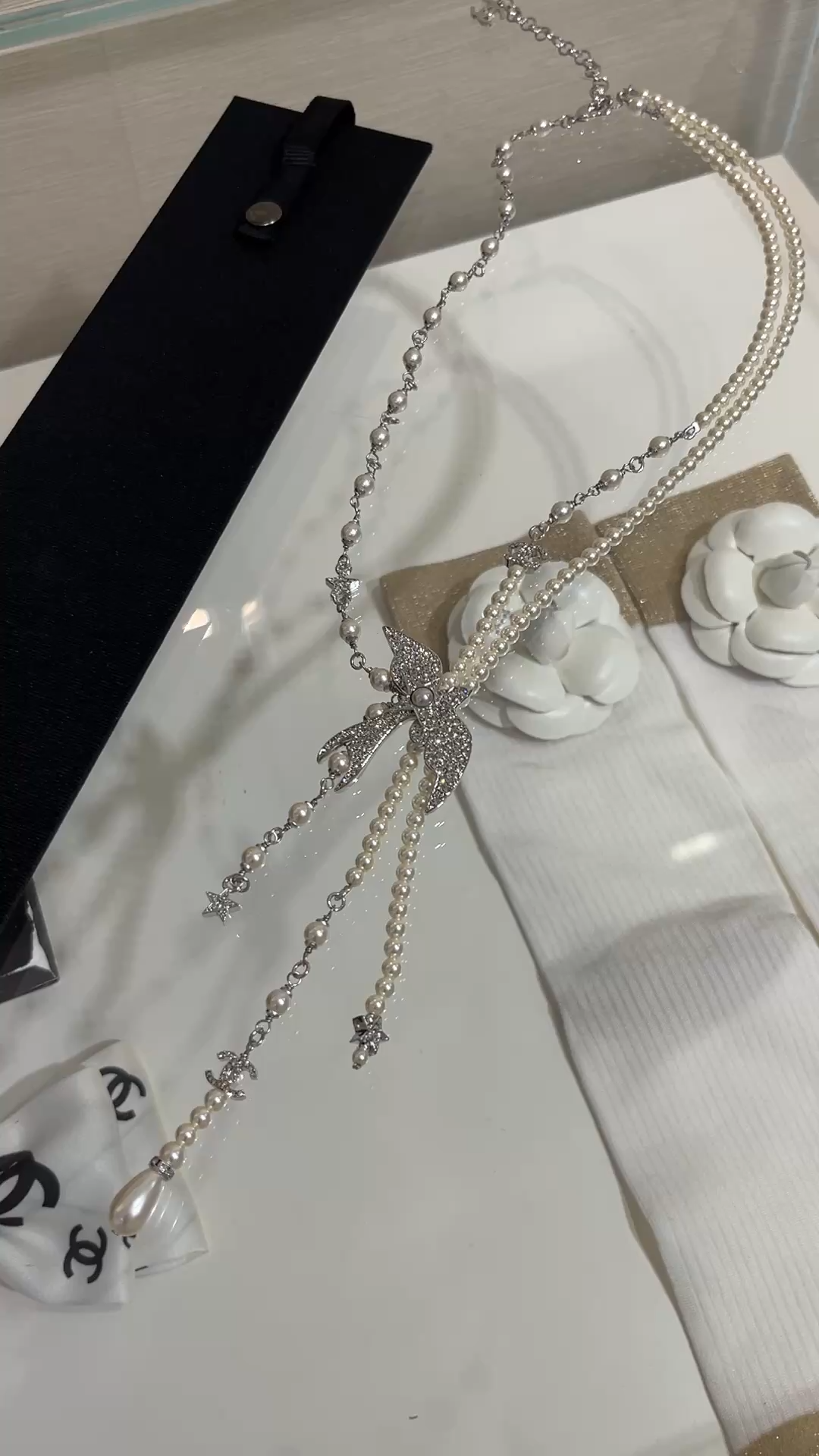 CHANEL 25S New Silver Bird-Inspired Double C Pearl Necklace / Sweater Chain