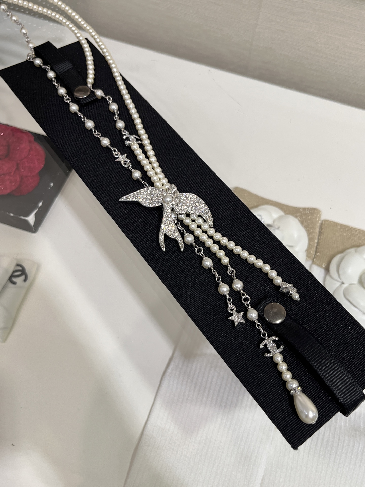 CHANEL 25S New Silver Bird-Inspired Double C Pearl Necklace / Sweater Chain
