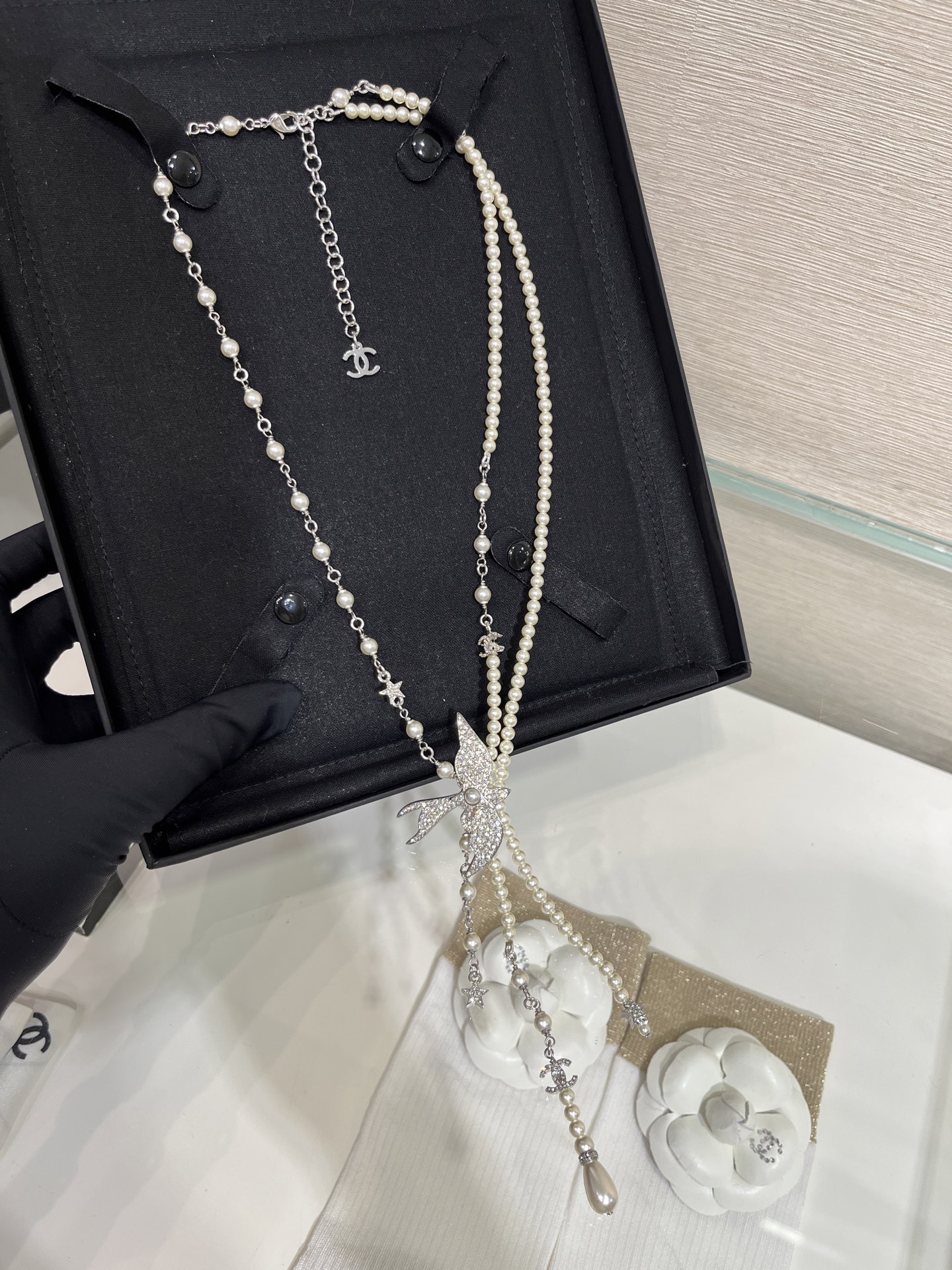 CHANEL 25S New Silver Bird-Inspired Double C Pearl Necklace / Sweater Chain