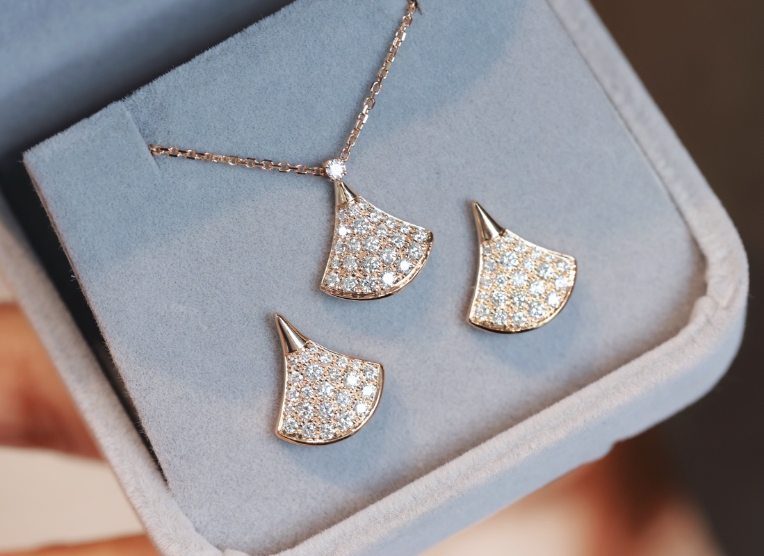 Bvlgari Divas' Dream Pave Diamonds 18k Rose Gold Stud Earrings and Divas’Dream 18ct rose-gold and 0.47ct brilliant-cut diamond necklace