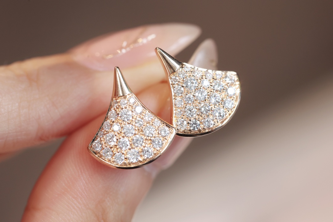 Bvlgari Divas' Dream Pave Diamonds 18k Rose Gold Stud Earrings and Divas’Dream 18ct rose-gold and 0.47ct brilliant-cut diamond necklace