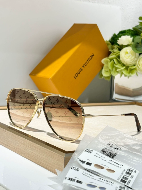 LV Z1620U The LV Pilot Sunglasses